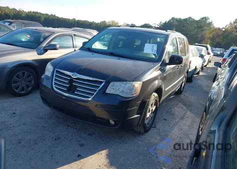 2010 Chrysler Town & Country Touring из США, поврежденный, VIN 2A4RR5D11AR151007